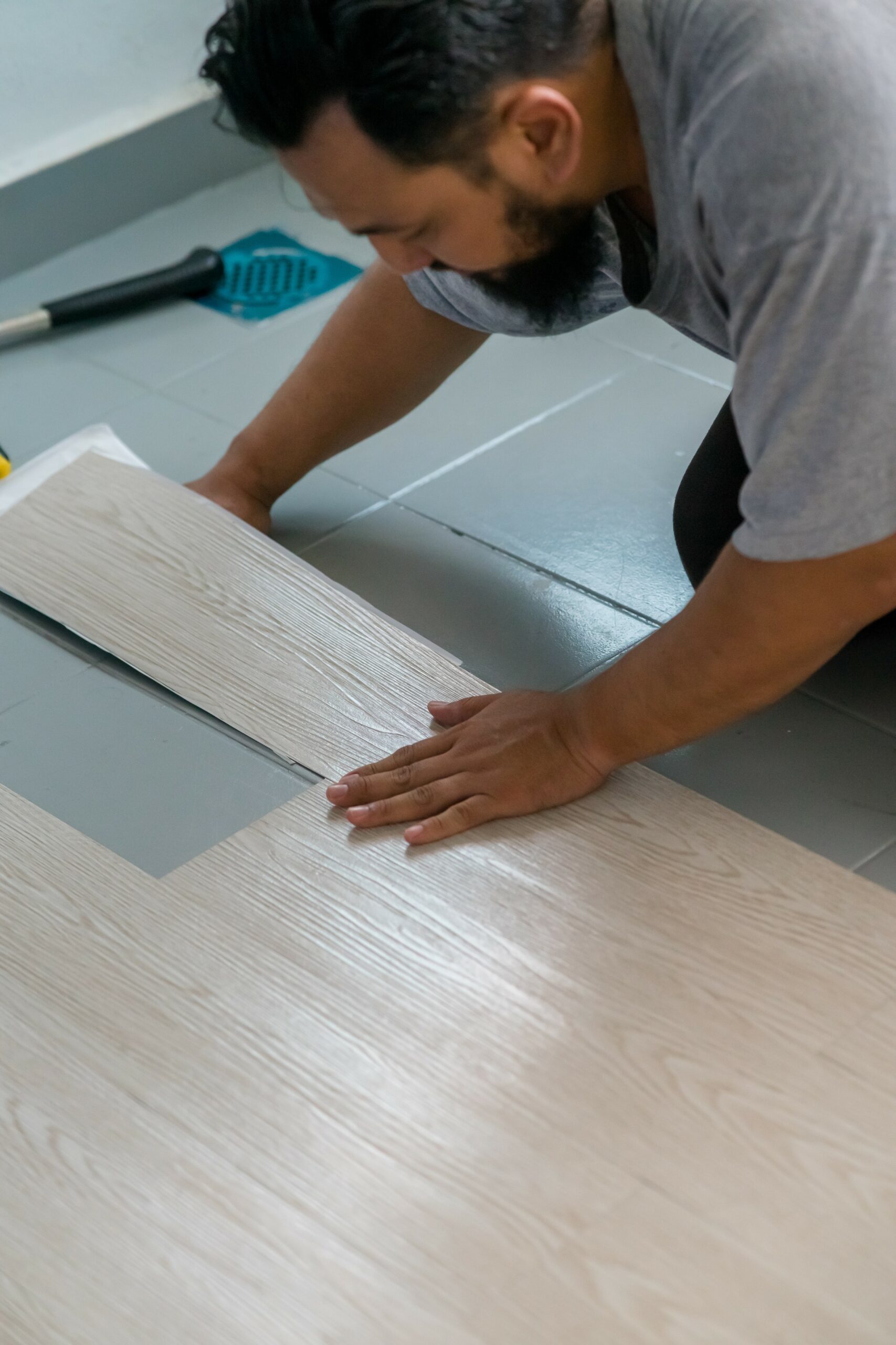 man installing a vinyl floor